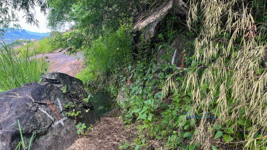 Route for hiking further from the Hanuman temple