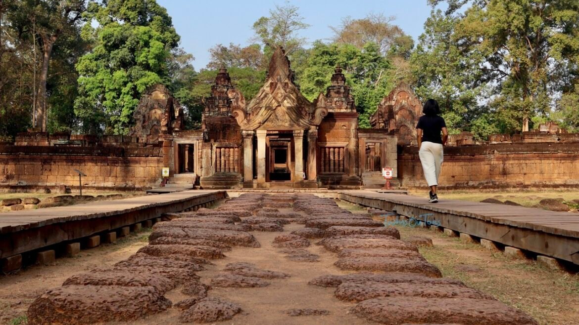 Banteay Sri temple Causeway