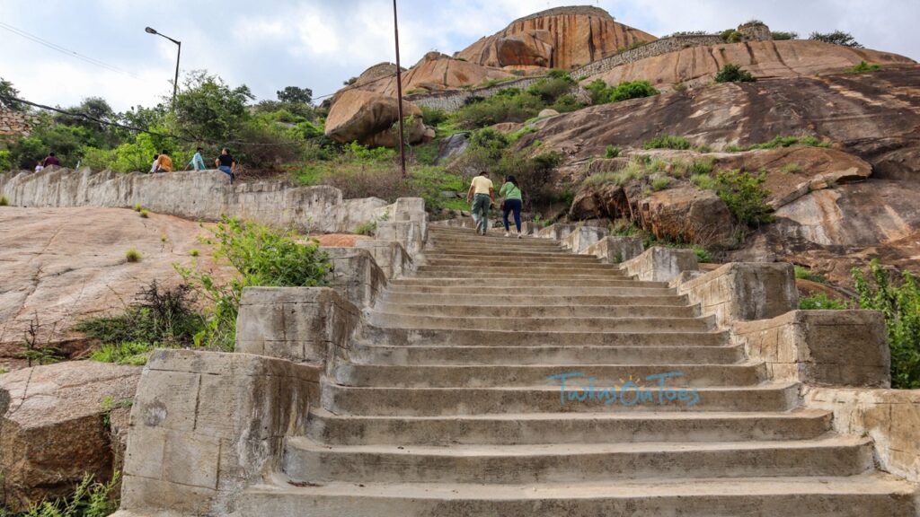 gudibande fort stairs 1 - TwinsOnToes Gudibande fort stairs route