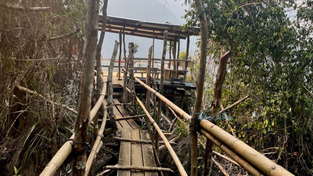 Shelter at the Phanoi viewpoint at hilltop