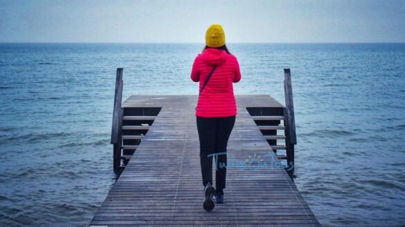Different way of taking pictures while traveling solo or alone - 12 fresh ideas